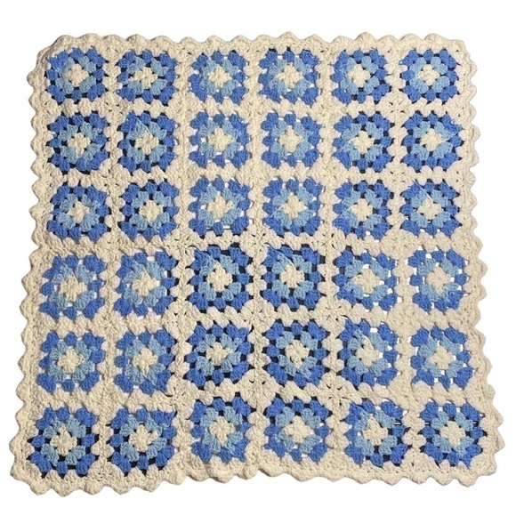 ✨VINTAGE✨Gorgeous Crocheted “Granny Square” Blue Baby Blanket Scalloped Edges - Picture 1 of 3